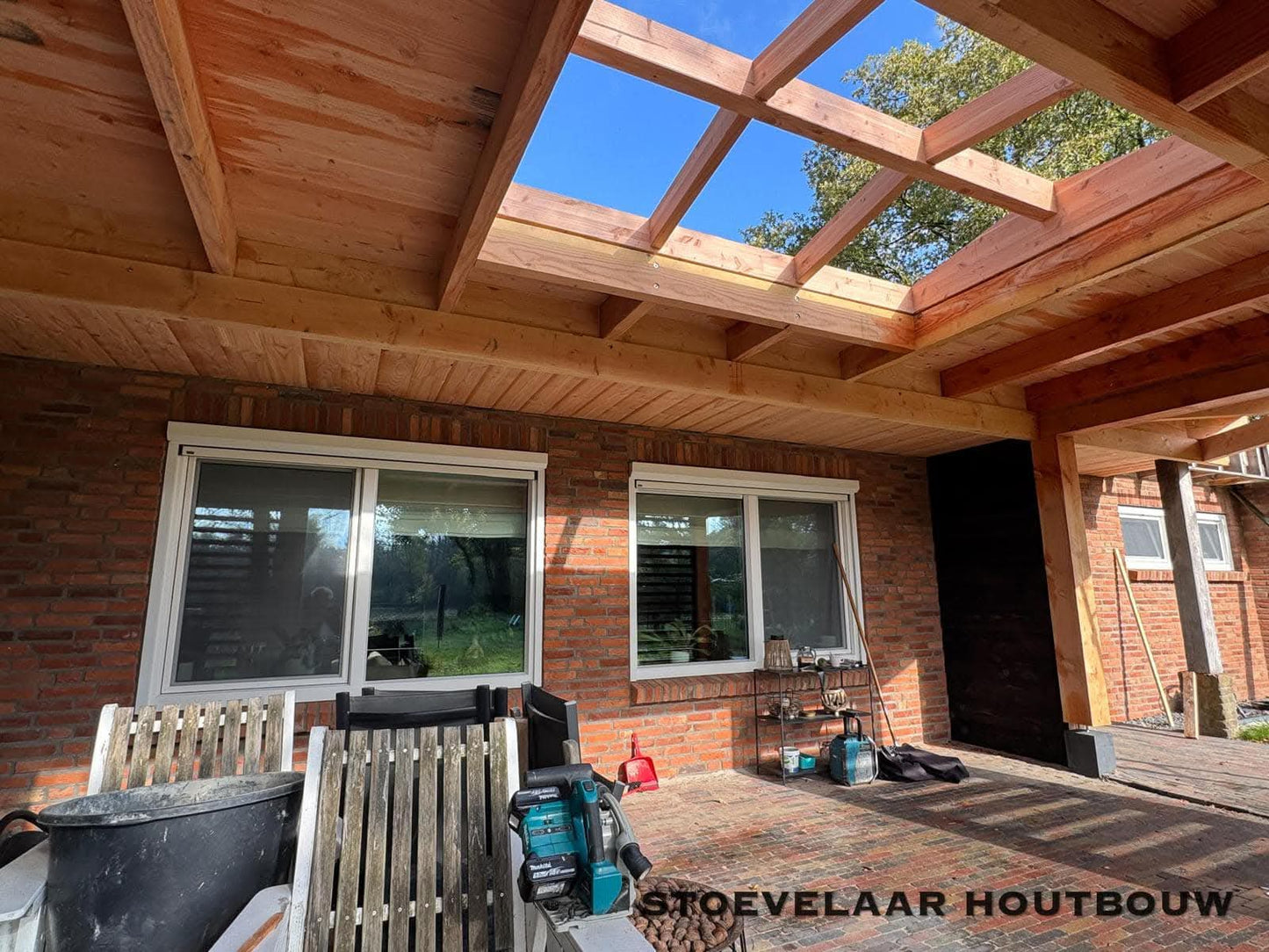 DOUGLAS AANBOUW MET LICHTSTRAAT