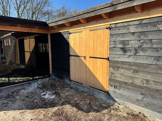 Douglas dubbele deur met zwart hang sluitwerk