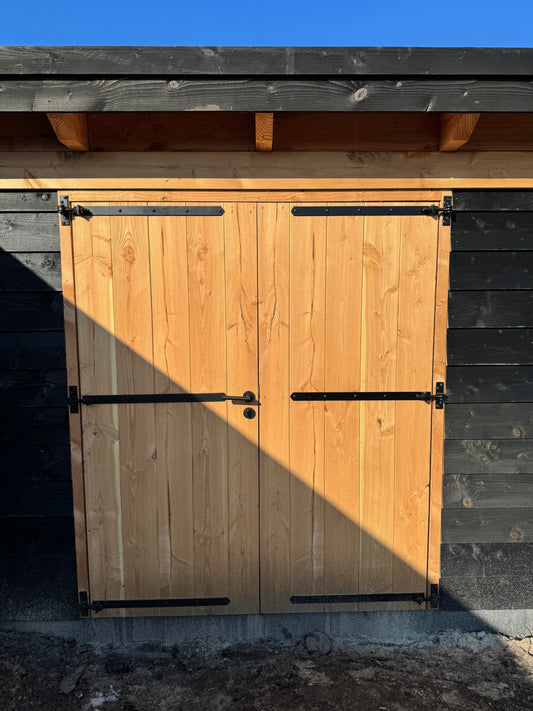 Douglas dubbele deur met zwart hang sluitwerk