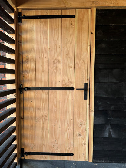 Douglas deur met zwart hang sluitwerk