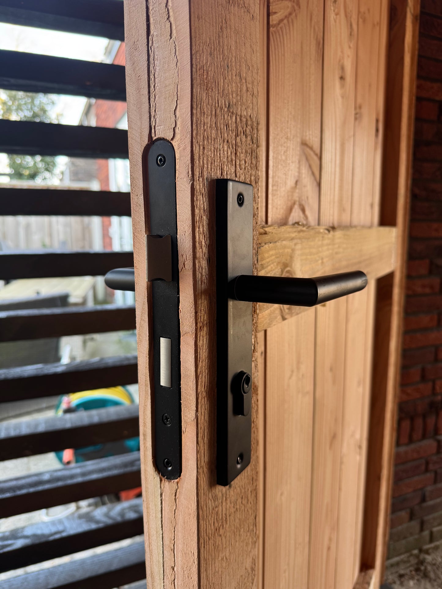 Douglas deur met zwart hang sluitwerk