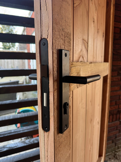 Douglas deur met zwart hang sluitwerk