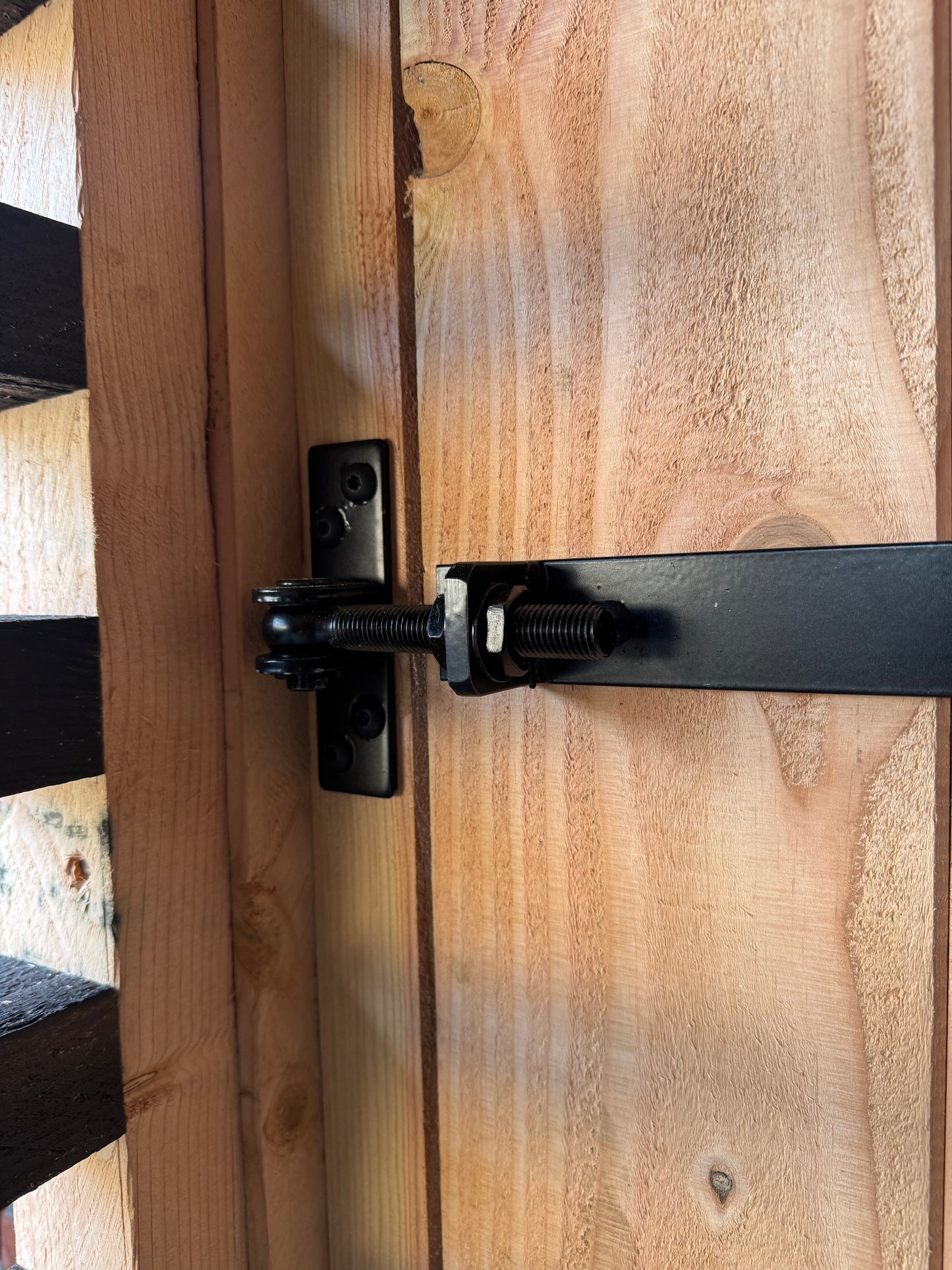 Douglas deur met zwart hang sluitwerk