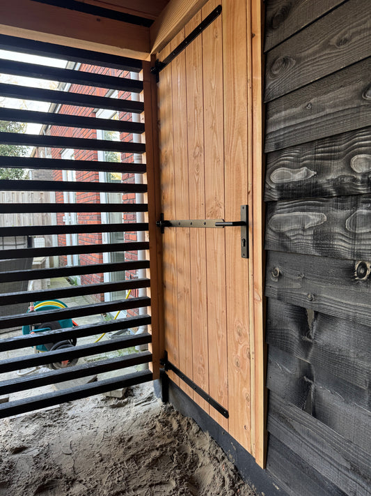 Douglas deur met zwart hang sluitwerk